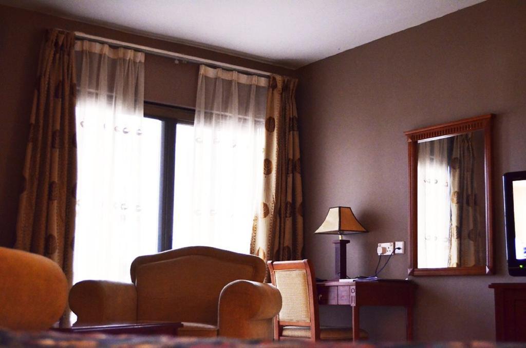 Mensvic Grand Hotel Accra Bilik gambar